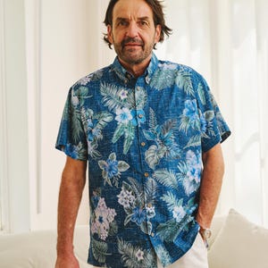 Op de afbeelding: Een blauw overhemd met korte mouwen met een tropische bloemenprint. Het overhemd heeft een knoopsluiting en een ontspannen pasvorm.