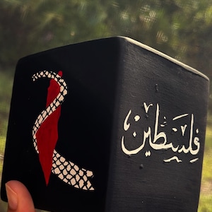 Vaso quadrato in terracotta palestinese nero/rosso dipinto a mano, 3,75x4x4. Design con kefiah e mappa della Palestina.