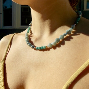 Chunky Perlenhalskette, blaue runde und Splittersteine; Aquamarin, Türkis und gefärbtem Quarz. Einzigartiger Stil.