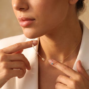 Ketting met initialen en geboortesteen, delicate sterling zilveren letterketting, gepersonaliseerde ketting, minimalistische ketting, cadeau voor haar