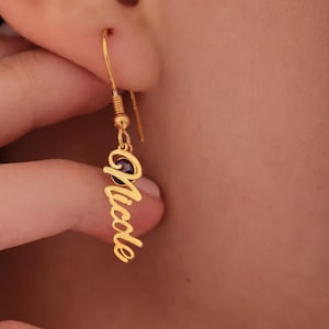 Pendientes con nombre y piedra de nacimiento personalizados, pendientes colgantes con nombre y piedra de nacimiento, pendientes de plata con nombre y letras verticales doradas.