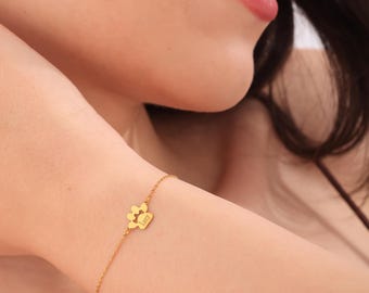 Armband med tassavtryck i 14 karat guld: Personligt smycke med husdjursmotiv