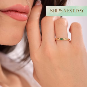 Bague baguette en or 18 carats et émeraudes : bagues personnalisées avec pierres de naissance