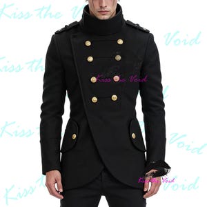 Puede incluir: Abrigo negro de doble botonadura con botones dorados. El abrigo tiene un cuello alto y charreteras decorativas. El texto "Kiss the Void" es visible en la imagen.