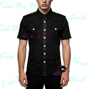 Camisa gótica negra de manga corta para hombre con solapas en los hombros - Top gótico de manga corta con botones y dos bolsillos utilitarios en el pecho.