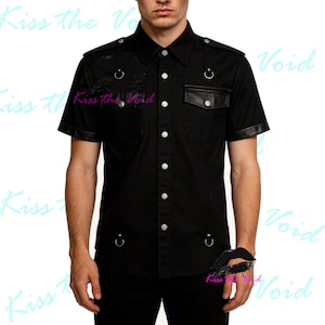 Camisa gótica negra para hombre con detalles de piel sintética - Top de estilo industrial con anillas en D, solapas en los hombros y bolsillos utilitarios en el pecho.