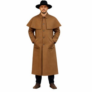 Pode incluir: Um sobretudo comprido de cor castanho-claro tipo duster com uma capa larga nos ombros, gola clássica e fecho frontal com botões. É usado com um chapéu preto de aba larga, calças escuras e botas de couro castanho num conjunto completo.