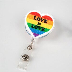 Bobine de badge coeur Love Is Love, porte-carte d'identité LGBTQ+ Pride classique avec drapeau arc-en-ciel, clip de travail queer inclus pour infirmière, enseignant ou cadeau allié