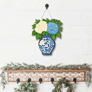 Jarrón floral con monograma para puerta: letrero de madera azul de inspiración chinoiserie con hortensias, elegante decoración personalizada para el hogar o el porche.