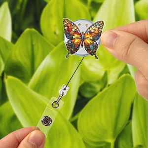 Bobine de badge papillon en vitrail, porte-carte d'identité de style mosaïque colorée, clip artistique pour infirmières, enseignants, personnel de bureau, cadeau pour elle