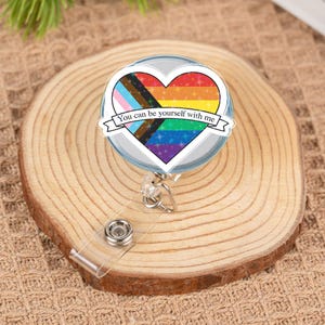 Bobine de badge Vous pouvez être vous-même avec moi, support pour carte d'identité LGBTQ+ Heart Pride, cadeau d'infirmière inclus, accessoire de travail arc-en-ciel, déclaration d'espace sûr