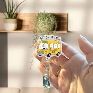 Bobine d'insigne Struggle Bus Duck - Clip d'identification rétractable en acrylique amusant avec « Get on Friend ! Cadeau mignon et pertinent pour les enseignants, les infirmières, les collègues