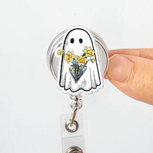 Bobine d'insigne fantôme mignon avec fleurs, porte-carte d'identité floral jonquille pour infirmières ou enseignants, clip pour porte-nom printanier effrayant, cadeau de bureau kawaii