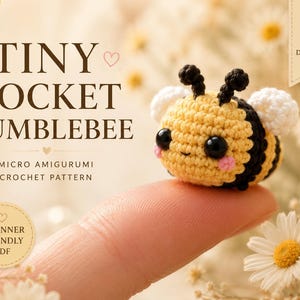 Puede incluir: Una abeja diminuta de ganchillo, con rayas amarillas y negras, alas blancas y ojos negros grandes, posada en un dedo. La imagen incluye el texto "Tiny Pocket Bumblebee" y "Micro Amigurumi Crochet Pattern."