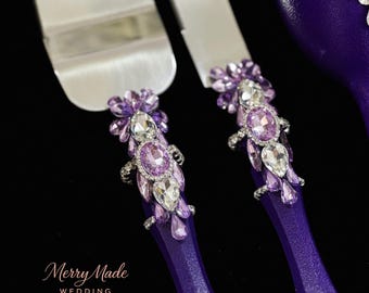 Set regalo per gli sposi, composto da flûte da champagne in cristallo viola e coltello da torta, ricordo di nozze personalizzato.