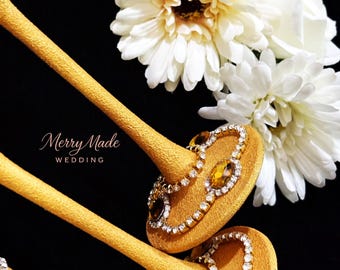 Set regalo per gli sposi, composto da flûte da champagne in cristallo color oro giallo e coltello da torta, ricordo di nozze personalizzato.