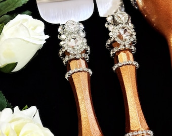 Set regalo per gli sposi, composto da flûte da champagne in cristallo color oro rosa e coltello da torta, ricordo di nozze personalizzato.