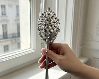Set regalo per gli sposi, composto da flûte da champagne in cristallo argentato e coltello da torta, ricordo di nozze personalizzato.