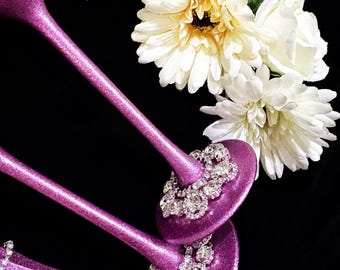 Set personalizzato di flûte da champagne e paletta per torta in cristallo magenta per anniversario, un elegante regalo per la coppia.