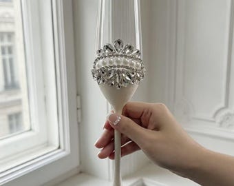 Set regalo per gli sposi, composto da flûte da champagne e coltello da torta in avorio e perla, un ricordo personalizzato per il matrimonio.