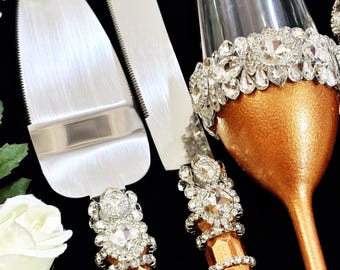 Set personalizzato di flûte da champagne e paletta per torta in cristallo color oro rosa per anniversario, un elegante regalo per la coppia.