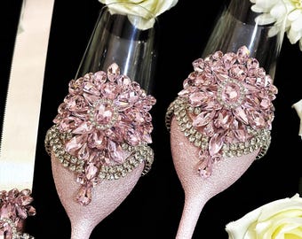 Set regalo di fidanzamento composto da flûte da champagne e paletta per torta, in cristallo rosa cipria, ideale per una coppia di novelli fidanzati.
