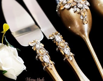 Set regalo per gli sposi, composto da flûte da champagne in cristallo dorato e coltello da torta, ricordo di nozze personalizzato.