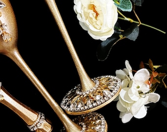 Set personalizzato di flûte da champagne e paletta per torta in cristallo dorato per anniversario, un elegante regalo per la coppia.