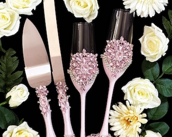 Regalo per addio al nubilato: set di flûte da champagne e paletta per torta, in cristallo rosa cipria, ricordo per la futura sposa.