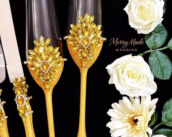 Set regalo di fidanzamento composto da flûte da champagne e paletta per torta, in cristallo giallo oro, ideale per una coppia di novelli fidanzati.