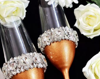 Set regalo di fidanzamento composto da flûte da champagne e paletta per torta, in cristallo color oro rosa, ideale per una coppia di novelli fidanzati.