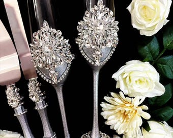Set regalo di fidanzamento composto da flûte da champagne e paletta per torta, in argento e cristallo, ideale per una coppia di novelli fidanzati.