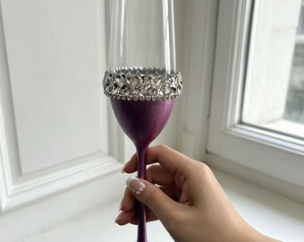 Set regalo per gli sposi, composto da flûte da champagne in cristallo magenta e coltello da torta, ricordo di nozze personalizzato.
