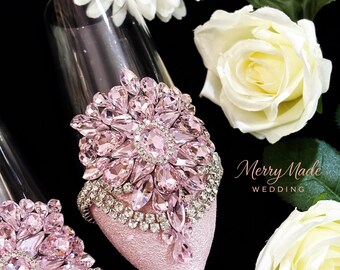 Set regalo per sposi, composto da flûte da champagne e coltello da torta in cristallo rosa cipria, ricordo di nozze personalizzato.