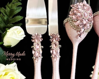 Set personalizzato per anniversario con flûte da champagne e paletta per torta in cristallo rosa cipria, un elegante regalo per la coppia.