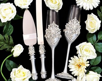 Regalo per addio al nubilato: set di flûte da champagne e paletta per torta, in cristallo argentato, ricordo della futura sposa.