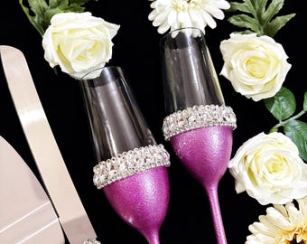 Set regalo di fidanzamento composto da flûte da champagne e paletta per torta, in cristallo magenta, ideale per una coppia di novelli fidanzati.