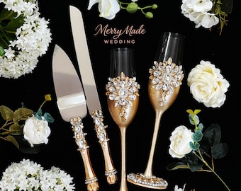 Regalo per addio al nubilato: set di flûte da champagne e paletta per torta, ricordo della futura sposa in cristallo dorato.