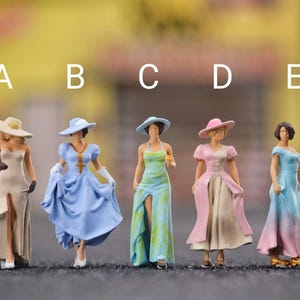 Miniatur Scale Victorian Style Woman  1/64 or 1/87 for diorama or diecast