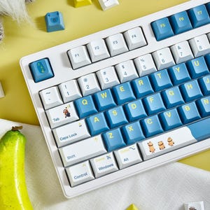 Juego de teclas de dibujos animados de Minions azules para teclado mecánico, juego de teclas Kawaii, PBT Dye-Sub, perfil Cherry, interruptores Mx(+), 133 piezas