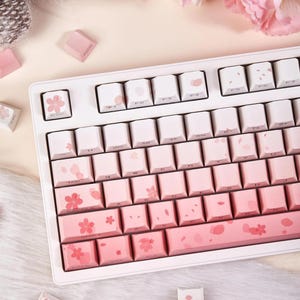 Tangentsats med rosa tonade körsbärsblommor för mekaniskt tangentbord, söta tangentbord, bakgrundsbelysta tangentbord, OEM-profil, PBT-färgämne, 133 st.