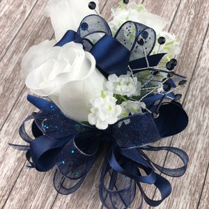 Nuevo ramillete artificial azul marino y blanco, ramillete azul marino y blanco para graduación, boutonniere azul marino, boutonniere azul marino para graduación, ramillete azul marino y blanco para graduación