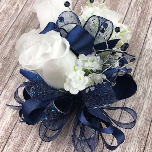 Nouveau corsage artificiel bleu marine et blanc, corsage de bal de promo bleu marine et blanc, boutonnière bleu marine, corsage de bal de promo bleu marine, corsage de bal de promo bleu marine et blanc
