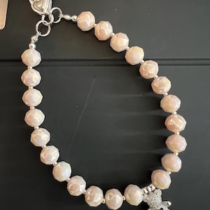 Peut inclure: Panneau en bois rustique avec l'inscription "Welcome to our home" en lettres blanches. Le panneau présente une finition vieillie et un design simple et accueillant, idéal pour un porche ou une entrée.