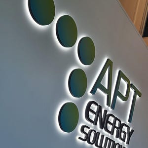 Letrero con logotipo empresarial, letrero con letras iluminadas, letrero 3D, señalización de marca, letrero iluminado con halo, letras de canal invertidas, letrero de oficina, letrero de tienda