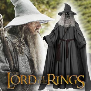 Könnte beinhalten: Eine weiße Keramik-Tasse mit schwarzem Henkel und dem Text "But First, Coffee" in fetter, schwarzer Schrift. Die Tasse steht vor einem verschwommenen Hintergrund, der ihr klares Design hervorhebt.