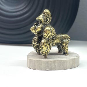 Statuetta di gorilla in ottone – Simbolo di potere e protezione / Mini statua di King Kong su base in pietra o marmo