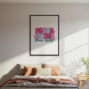Póster "Enfócate en lo bueno", póster con cita retro, póster de pared con tipografía moderna, póster de decoración positiva rosa y azul.