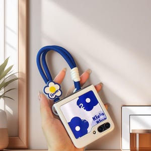 Cute Luxury Flower Rope Case for Samsung Galaxy Z Flip 7 6 5 4 3 – White Back Cover with Stylish Protective Design
