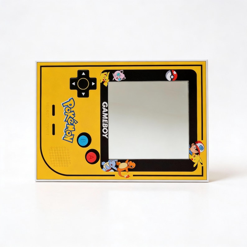 Puede incluir: Un espejo amarillo con tem&aacute;tica de Gameboy con un borde negro. El espejo presenta las palabras "Pok&eacute;mon" y "GAMEBOY" en texto negro. Varios personajes de Pok&eacute;mon se muestran alrededor del borde del espejo, incluyendo Pikachu, Charmander y Squirtle.